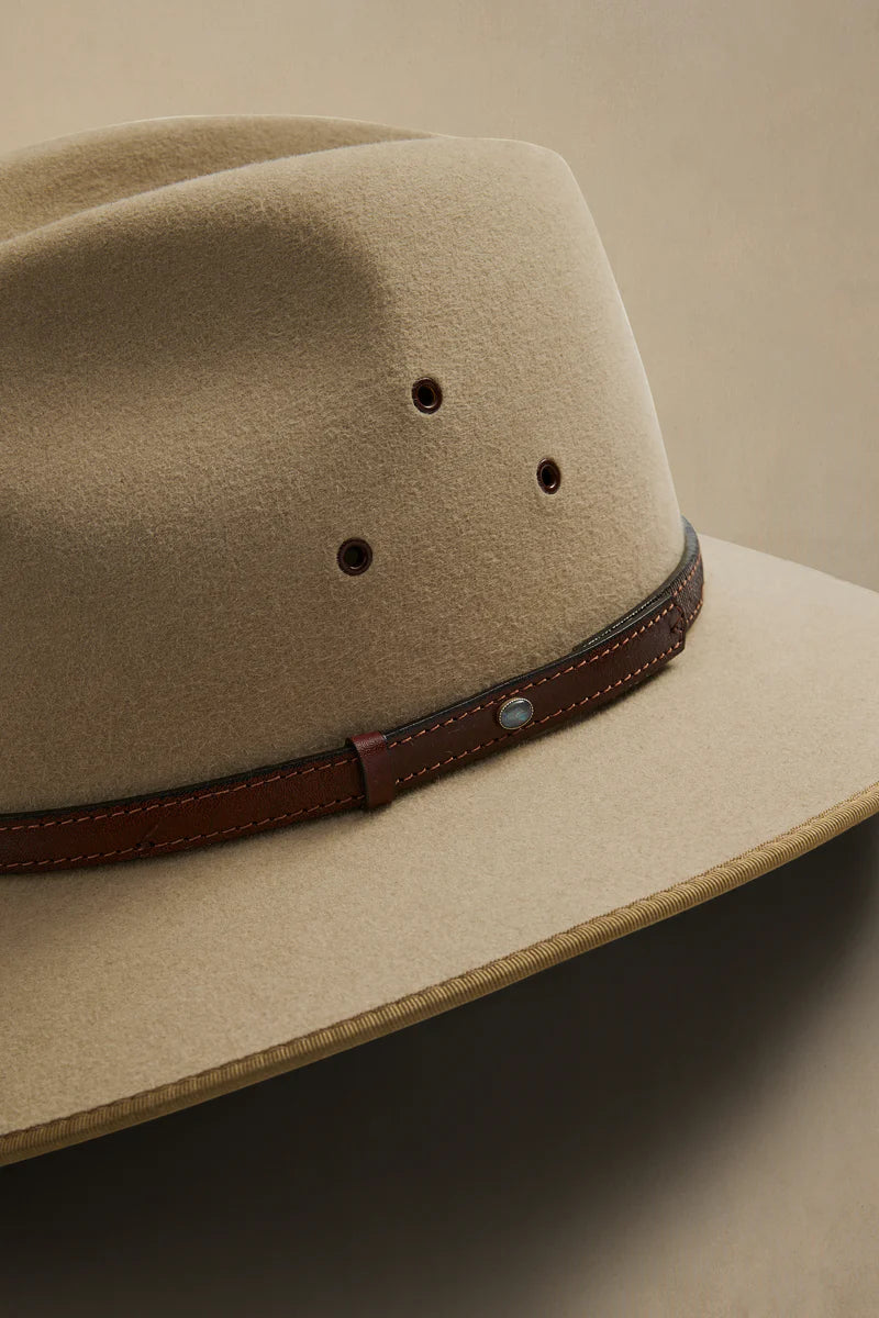 AKUBRA Adventure Coober Pedy in Sand