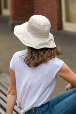 Load image into Gallery viewer, women&#39;s white reversible sun hat cotton
